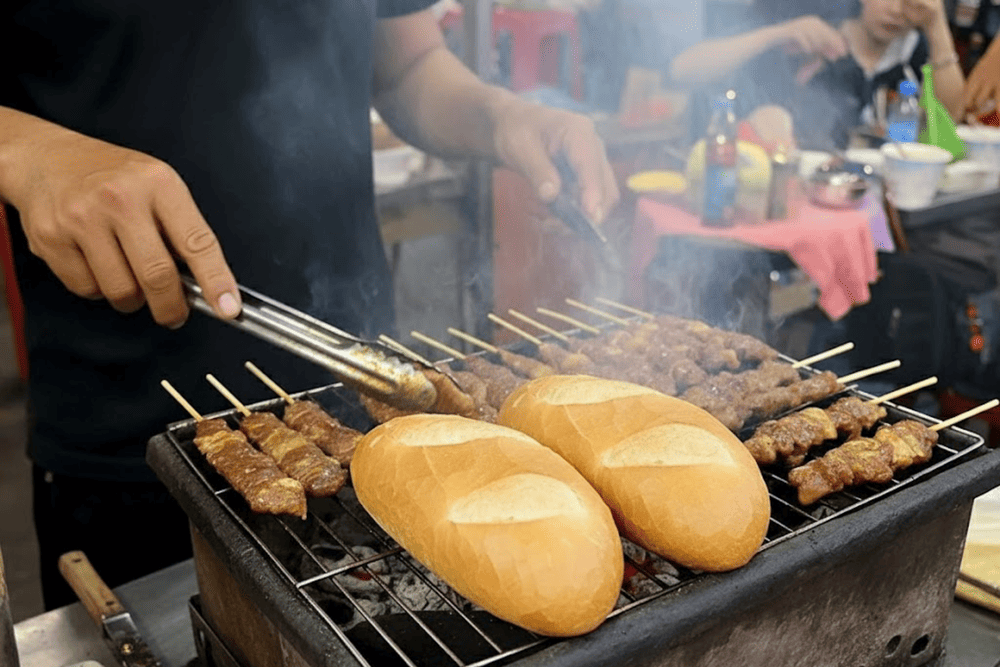 M&oacute;n b&ograve; nướng Campuchia thơm lừng với thịt b&ograve; ướp sả, tỏi đậm vị, nướng t&iacute; t&aacute;ch tr&ecirc;n than hồng, hương thơm khắp cả d&atilde;y phố